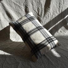 画像をギャラリービューアに読み込む, HANDWOVEN ABACA PLAID  CUSHION
